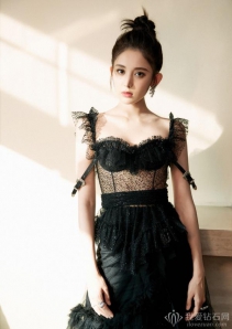 古力娜扎佩戴玳美雅珠宝现身“微博之夜”活动