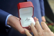 女生求婚戒指戴哪个手指？